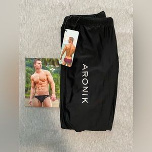 Aronik Fitness Tights
Size: Medium
Color: Black
Fabric: Polyester/Lyrca